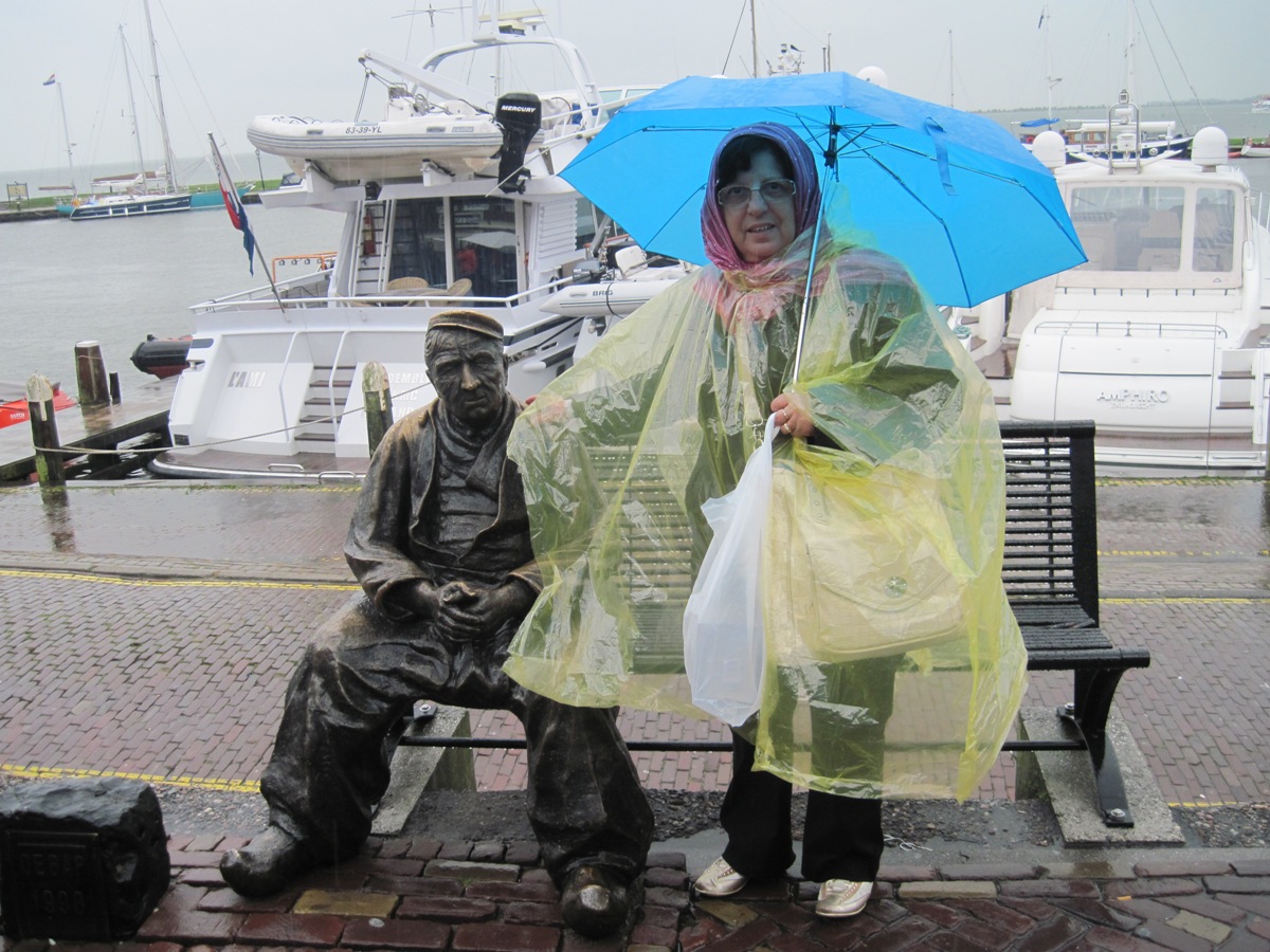 20- Volendam- Un saluto alla statua del nostro pescatore